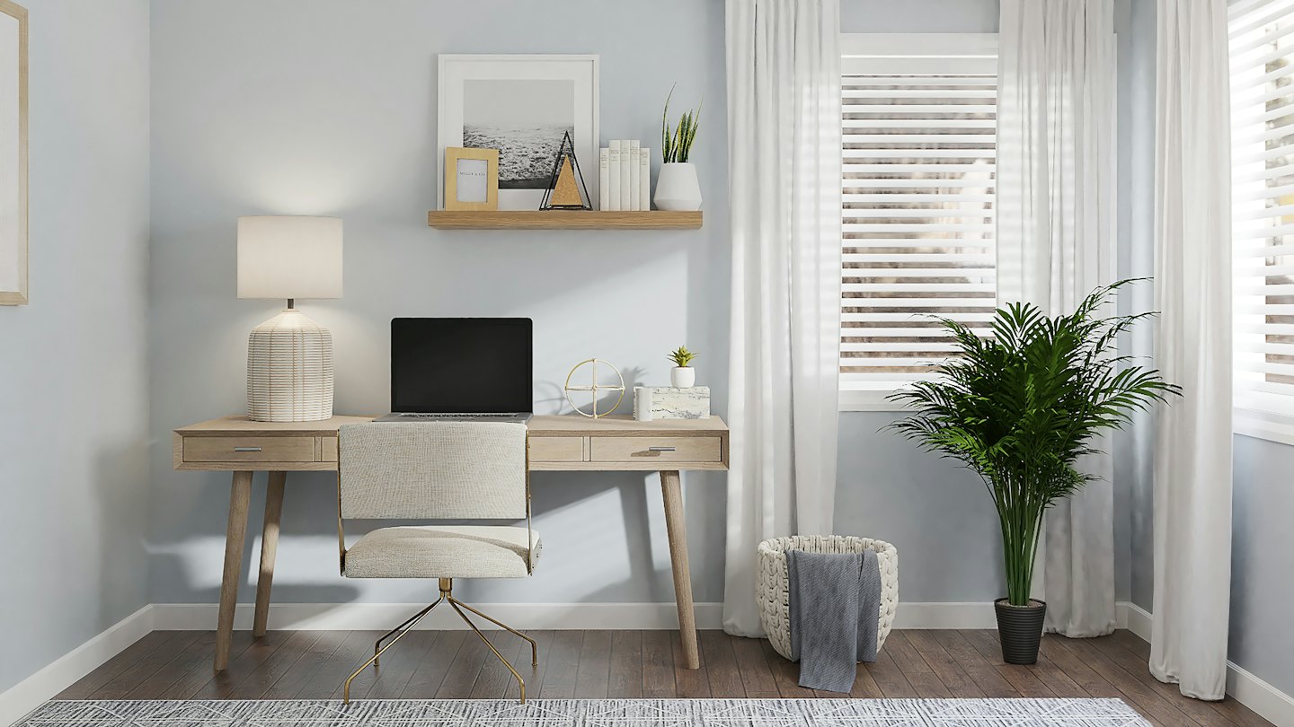 Ufficio moderno in casa con scrivania in legno e pianta verde.