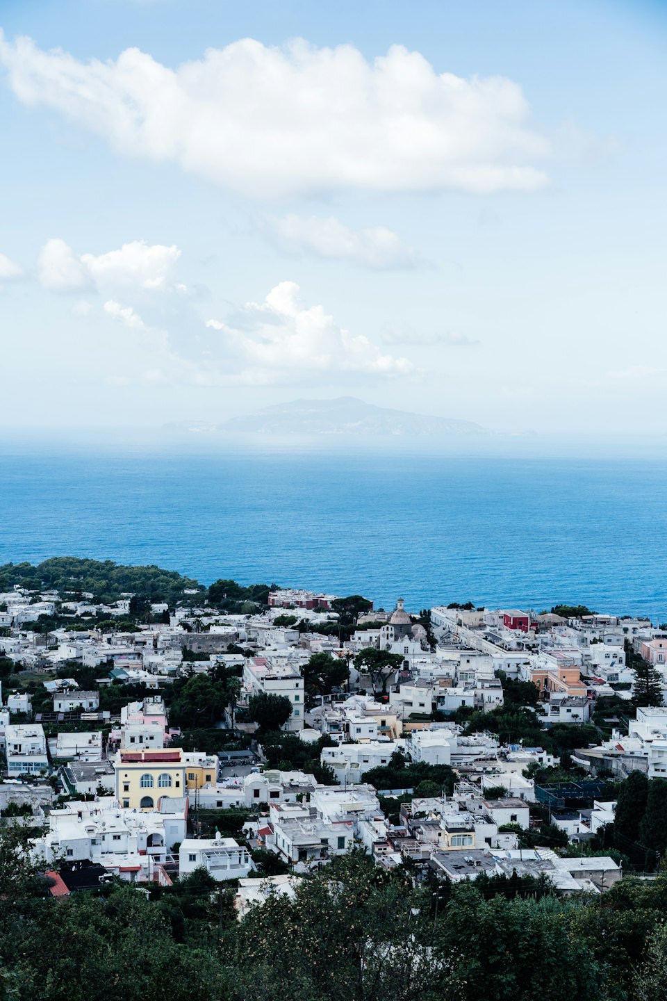 Paese mediterraneo bianco a picco sul mare blu intenso.